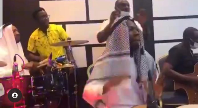 Salinko, Article Wan take over drums in Dubai church