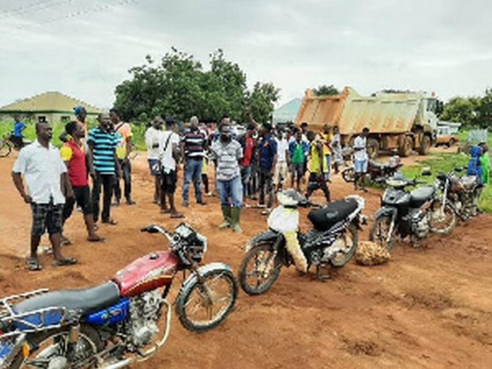 The youth blocked the Roads and Highways Minister’s convoy from entering the town The youth blocked the Roads and Highways Minister’s convoy from entering the town