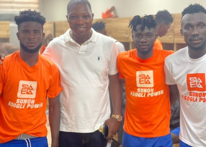 Emmanuel Bortey and the Hearts of Oak team players
