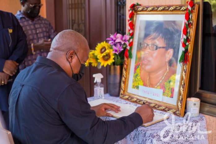 Mahama-signs-book-of-condolence-for-Dzifa-Attivor-main-636x424 (Copy)
