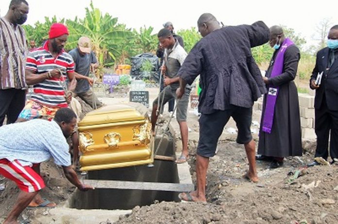 SLAIN-WOMAN-The-late-Elizabeth-Mudendas-coffin-being-lowered-into-the-grave_1600x1060