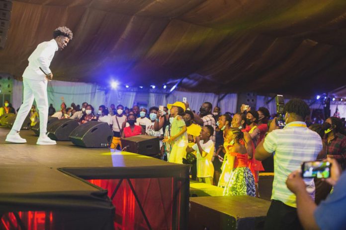 Kuami Eugene also stepped on stage in an all-white apparel and switched the show into a praise and worship session