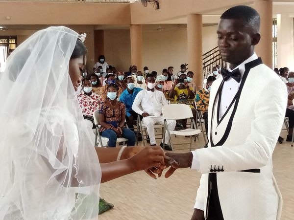 Wedding of two hearing impaired couple causes stir