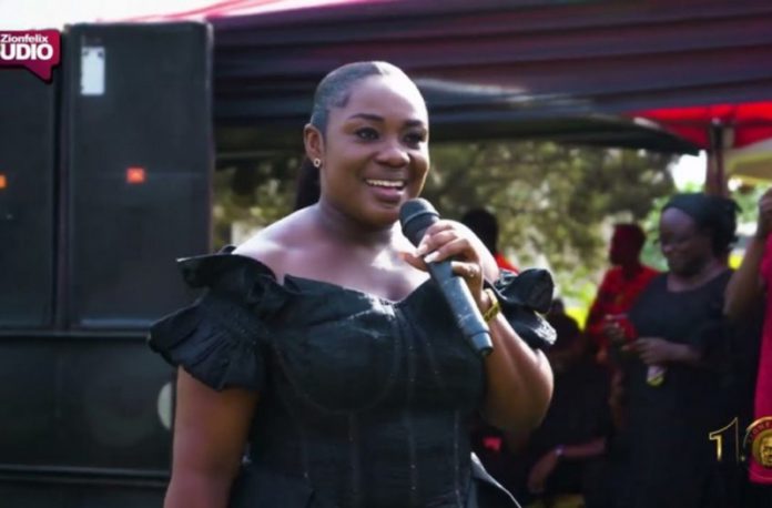 Emelia-Brobbey-performing-at-Gloria-Sarfos-mum-one-week-850x560-1-644x424 (Copy)