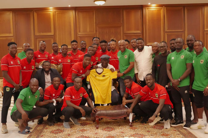 Asante Kotoko players and technical team with President Kufour Asante Kotoko players and technical team with President Kufour