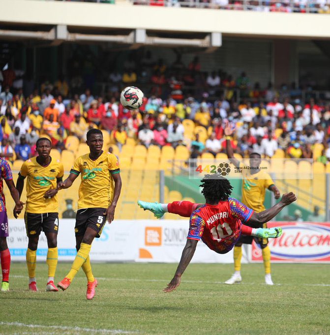 Sulley Muntari trying bicycle kick in the box of Kotoko Sulley Muntari trying bicycle kick in the box of Kotoko