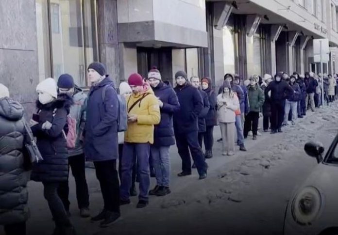 People in Russia queued for several hours to take out their money ( Image: Sky News) People in Russia queued for several hours to take out their money ( Image: Sky News)