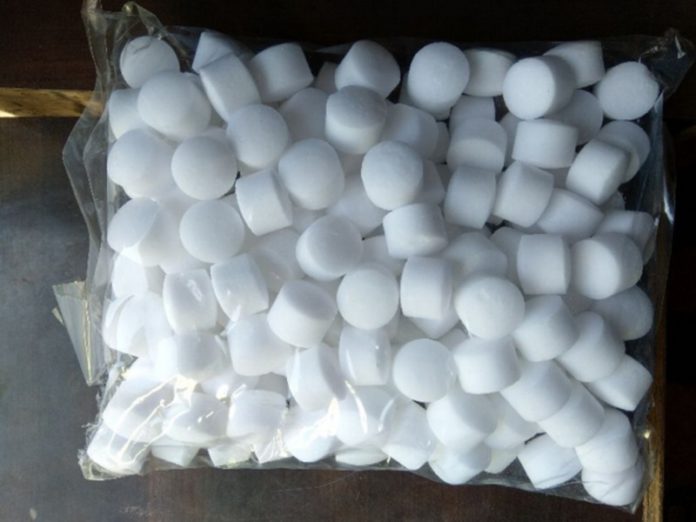 Naphthalene-Balls-565x424 (Copy)