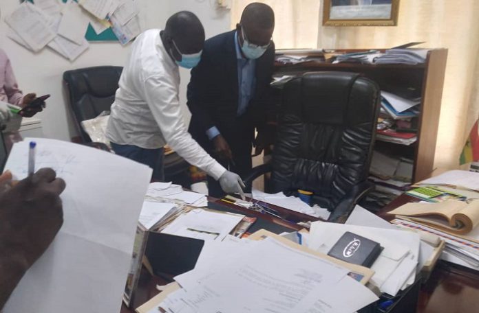 Mr-Agbenu-right-assisting-the-CID-to-assertain-the-extent-of-burglary-at-his-office-Photo-Godwin-Ofosu-Acheampong