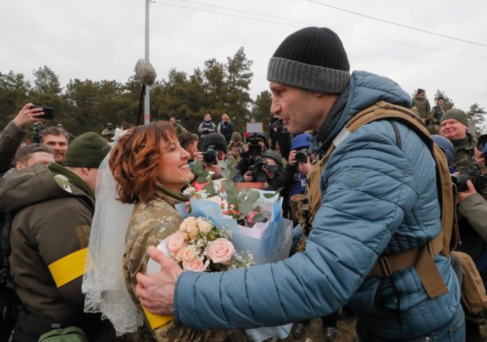 Brave Ukranian soldiers tie knot at frontline after 11 days of fighting