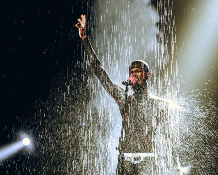 Artificial rain pours as Black Sherif performs at 2022 3Music Awards. | Photo credit: @Robphotography Artificial rain pours as Black Sherif performs at 2022 3Music Awards. | Photo credit: @Robphotography