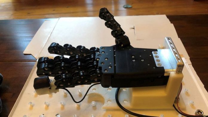 A robotic hand with 3D printed fingertip (Image: Bristol University / SWNS) A robotic hand with 3D printed fingertip (Image: Bristol University / SWNS)