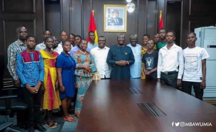 Bawumia-with-14-best-BECE-students-from-Afigya-Kwabre-North-695x424 (Copy)