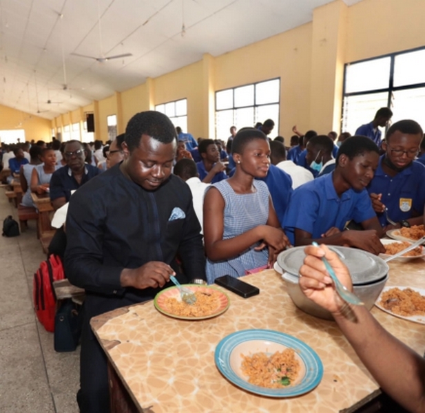 Deputy-Education-Minister-eats-Jollof-with-students-of-St-Johns-Grammar-SHS-436x424 (Copy)