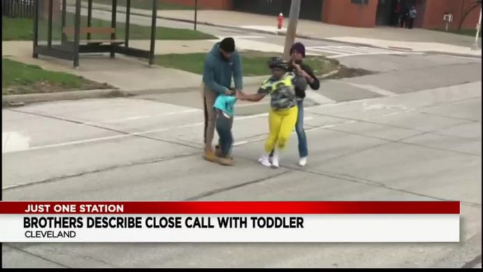 Mother-tries-to-push-toddler-infront-of-truk-754x424 (Copy)