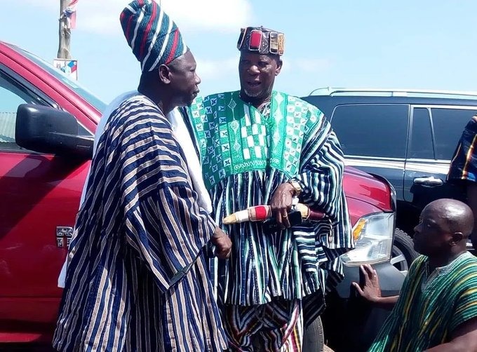 Yoo Naa gifts Buipewura Jinapor a horse