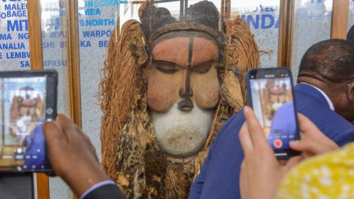 Belgian King returns looted mask / Credit: AFP