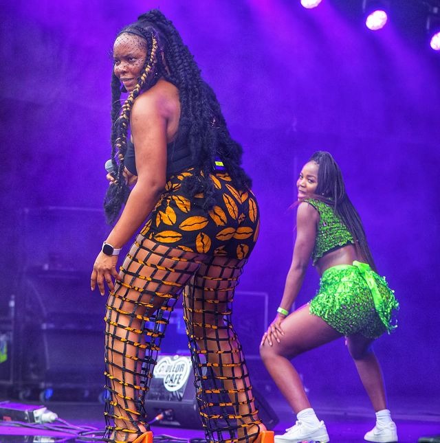Yemi Alade performing without makeup