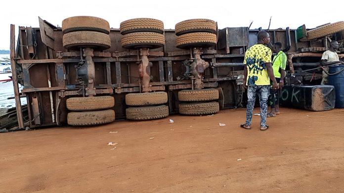 Cargo truck falls off ponton in Dambai Cargo truck falls off ponton in Dambai
