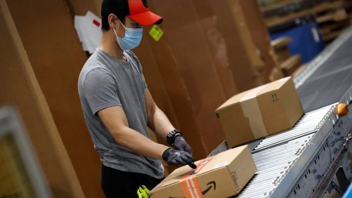 Apple and Amazon sales / Credit: REUTERS