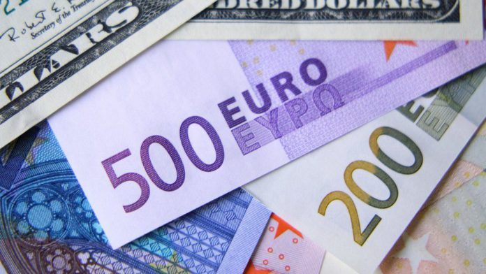 Euro fallen below dollar / Credit: GETTY IMAGES