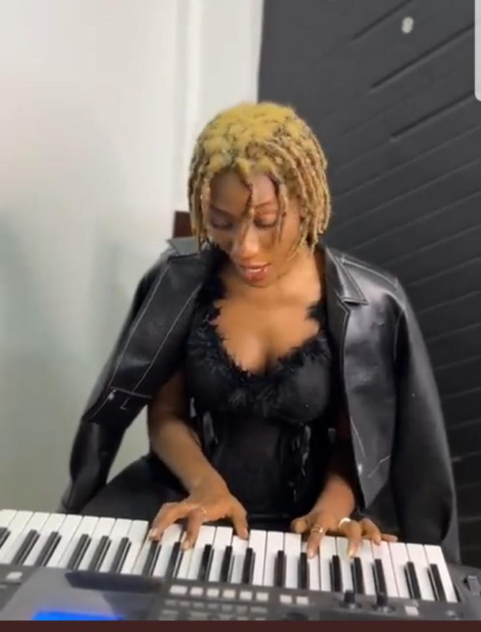 Wendy Shay playing piano