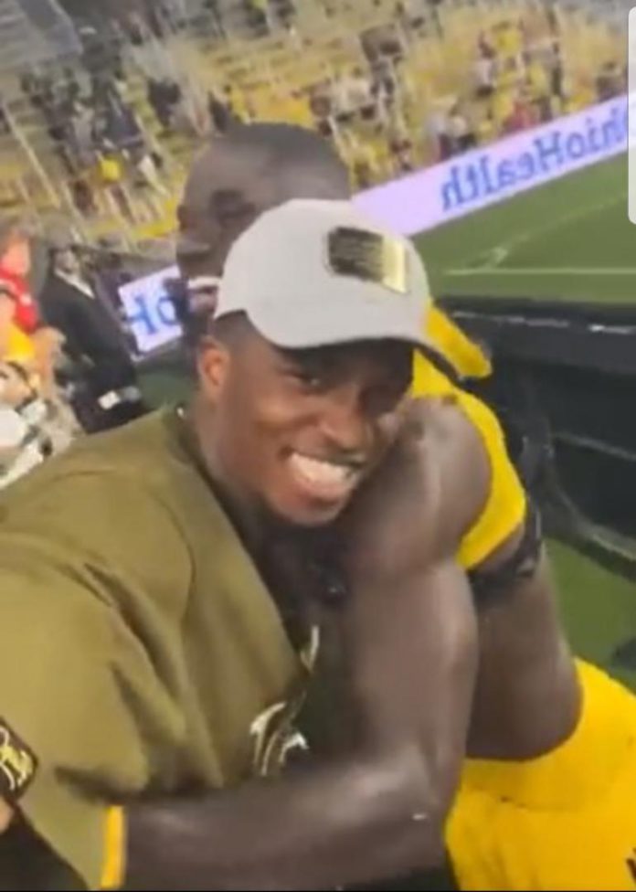 Jonathan Mensah hugging Kofi Kinaata
