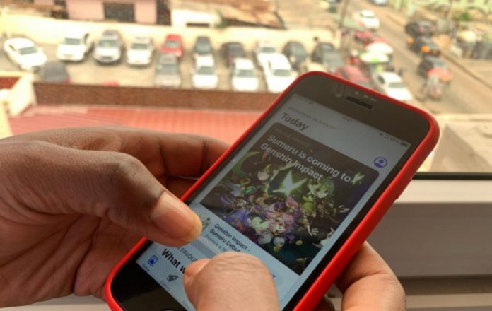 iOS user surfing the app store on his device in Ghana. [Image: Myjoyonline.com]