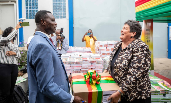 Caption: U.S. Ambassador Virginia Palmer hands over books to Minister of Education Hon. Yaw Adutwum in Accra, August 30, 2022/ Image source: gh.usembassy.gov