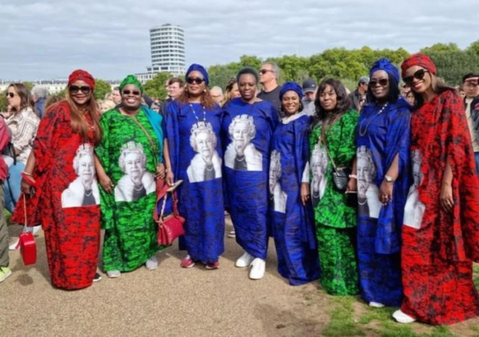 Queen-Elizabeths-asoebi-0-603x424 (Copy) Credit: Instagram/@delemomoduovation