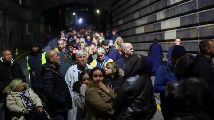 Mourners queue at Edinburgh