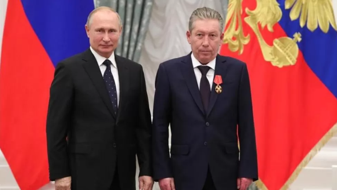 Ravil Maganov was given a lifetime achievement award by President Vladimir Putin in 2019/ KREMLIN