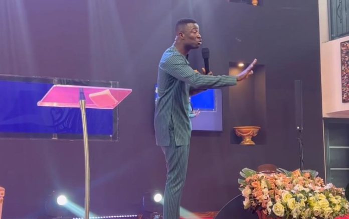 Kwaku Manu gives powerful sermon in church