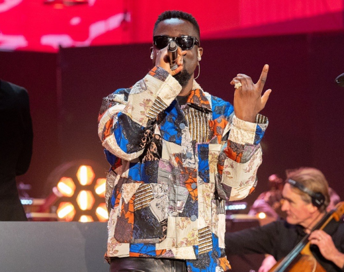 Sarkodie performance outfit at BBC radio 1Xtra’s “Afrobeat Concerto” | credit: @watezGH/ Twitter Sarkodie performance outfit at BBC radio 1Xtra’s “Afrobeat Concerto” | credit: @watezGH/ Twitter