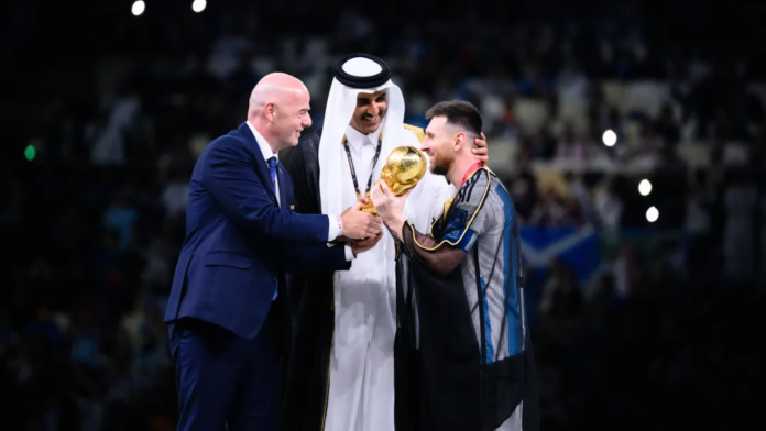 Messi was seen wearing a robe during the trophy presentation / Marvin Ibo Guengoer - GES Sportfoto/GettyImages