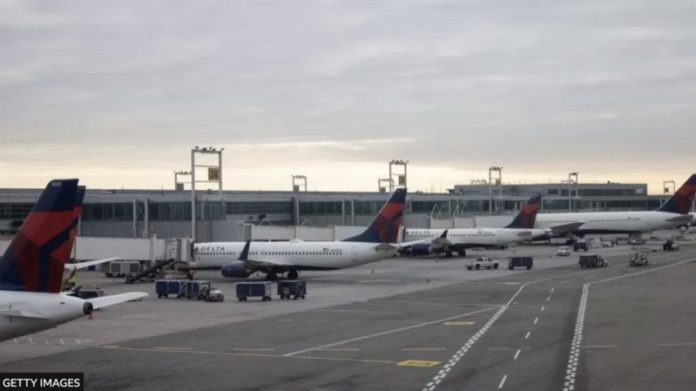 Delta-on-JFK-runway-755x424 (Copy)