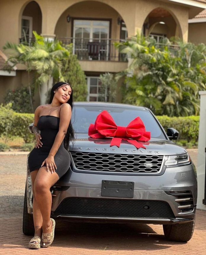 Fantana poses by her Range Rover