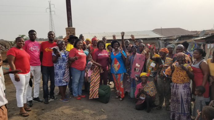 Mama Effe, Obra crew donate to Anloga traders