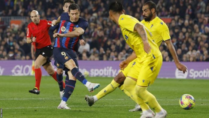 Robert Lewandowski is the top scorer in La Liga on 15 goals, four clear of Karim Benzema and Joselu Robert Lewandowski is the top scorer in La Liga on 15 goals, four clear of Karim Benzema and Joselu