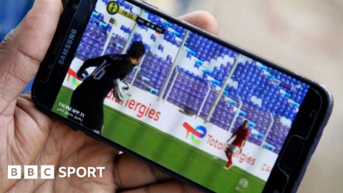 Referee-uses-phone-754x424 (Copy)
