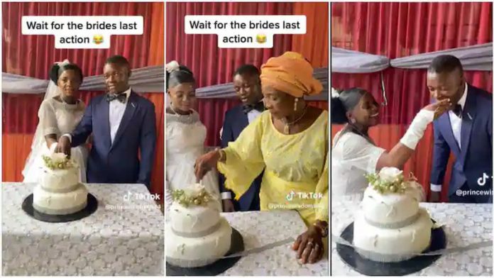 The husband was fed the cake by his bride. Photo source: @princewisdom544 The husband was fed the cake by his bride. Photo source: @princewisdom544