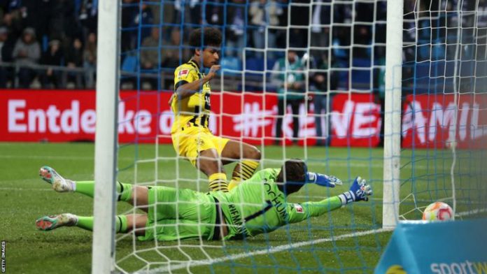 The draw means Dortmund have a two-point lead at the top of the table but second-place Bayern Munich have a game in hand The draw means Dortmund have a two-point lead at the top of the table but second-place Bayern Munich have a game in hand