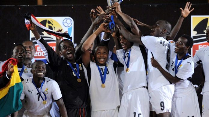 Ayew-lifts-trophy-754x424