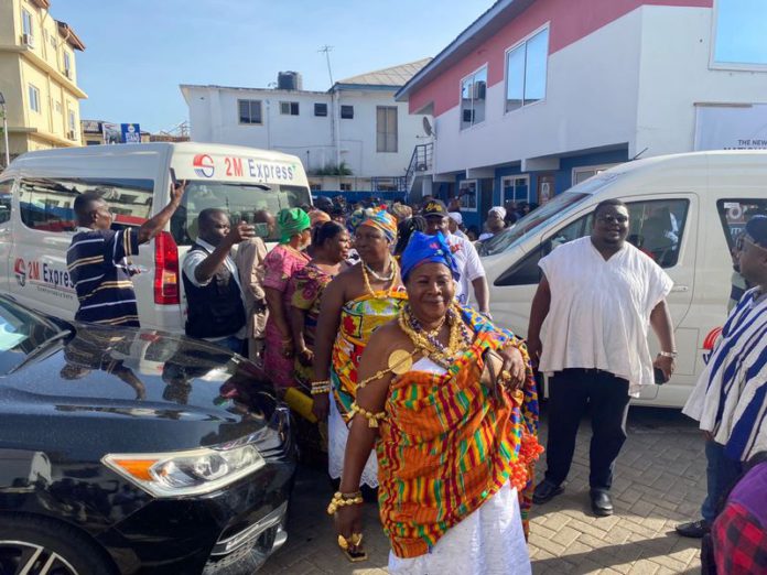 Market Queens pick nomination forms for Alan