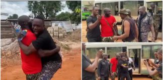 Ras Nene interacting with the excited soldiers and police officers in Techiman Photo Source: Ahodwo TV