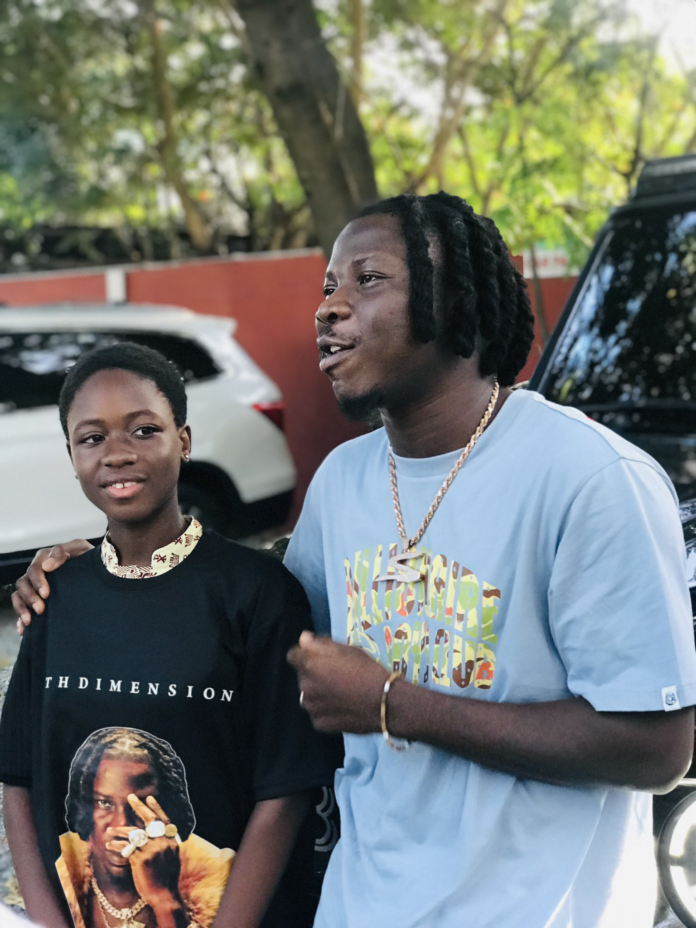 Stonebwoy splashes gifts on school girl captured in viral video singing his song