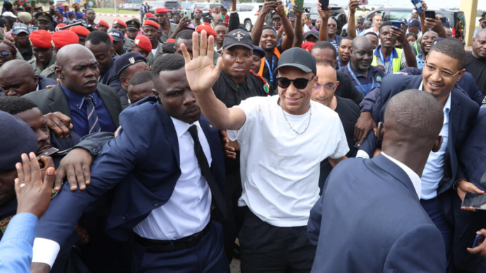 Mbappé welcomed by crowd in Cameroon hometown