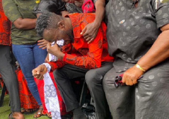 Highlife singer, Akwaboah Jnr shedding tears at his father's funeral Highlife singer, Akwaboah Jnr shedding tears at his father's funeral