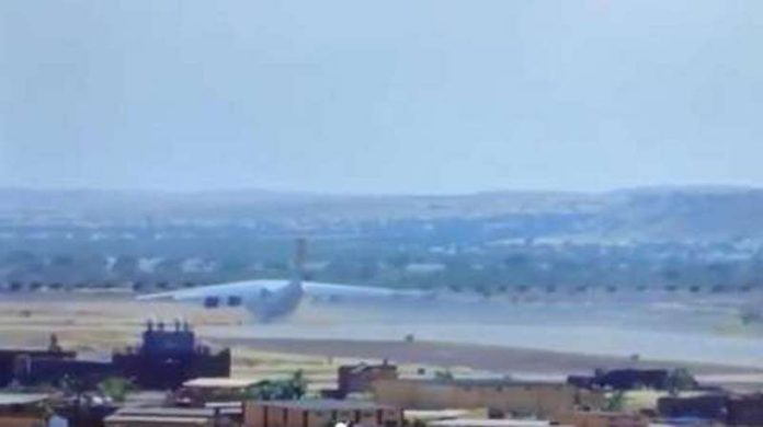 This-shows-the-plane-veering-off-the-runway (Copy)