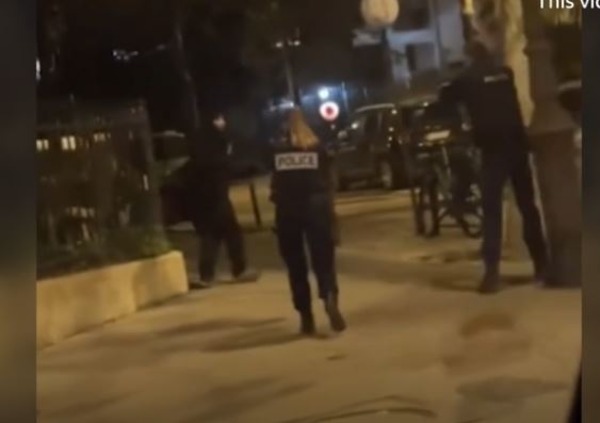 Video 'shows armed police approach Paris suspect'. (1)